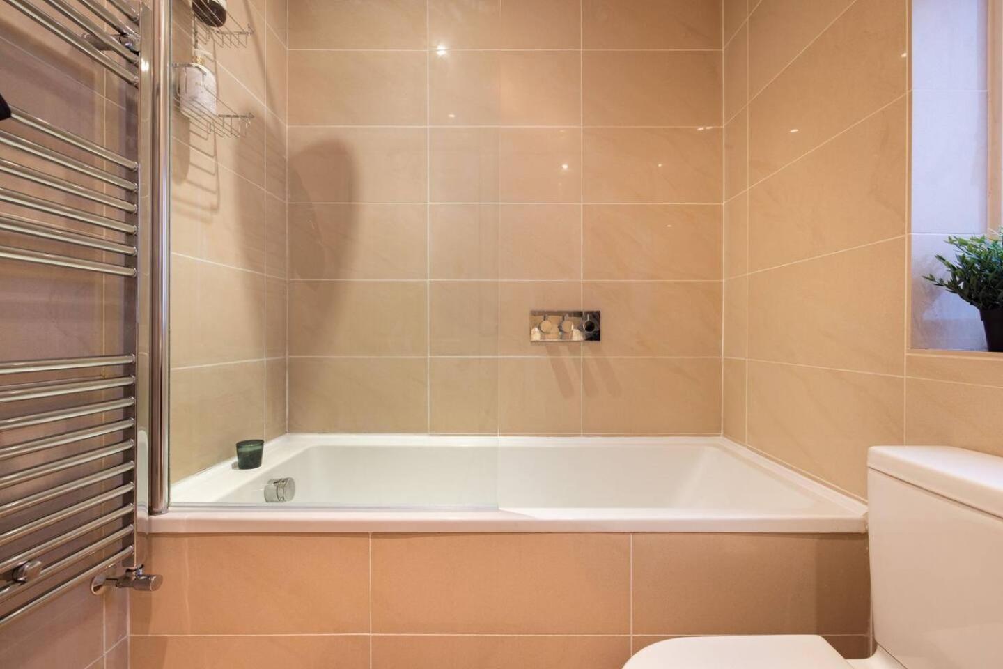 Niru Experience Hidden Gem In Chelsea 2Bd 2Ba Lägenhet London Exteriör bild