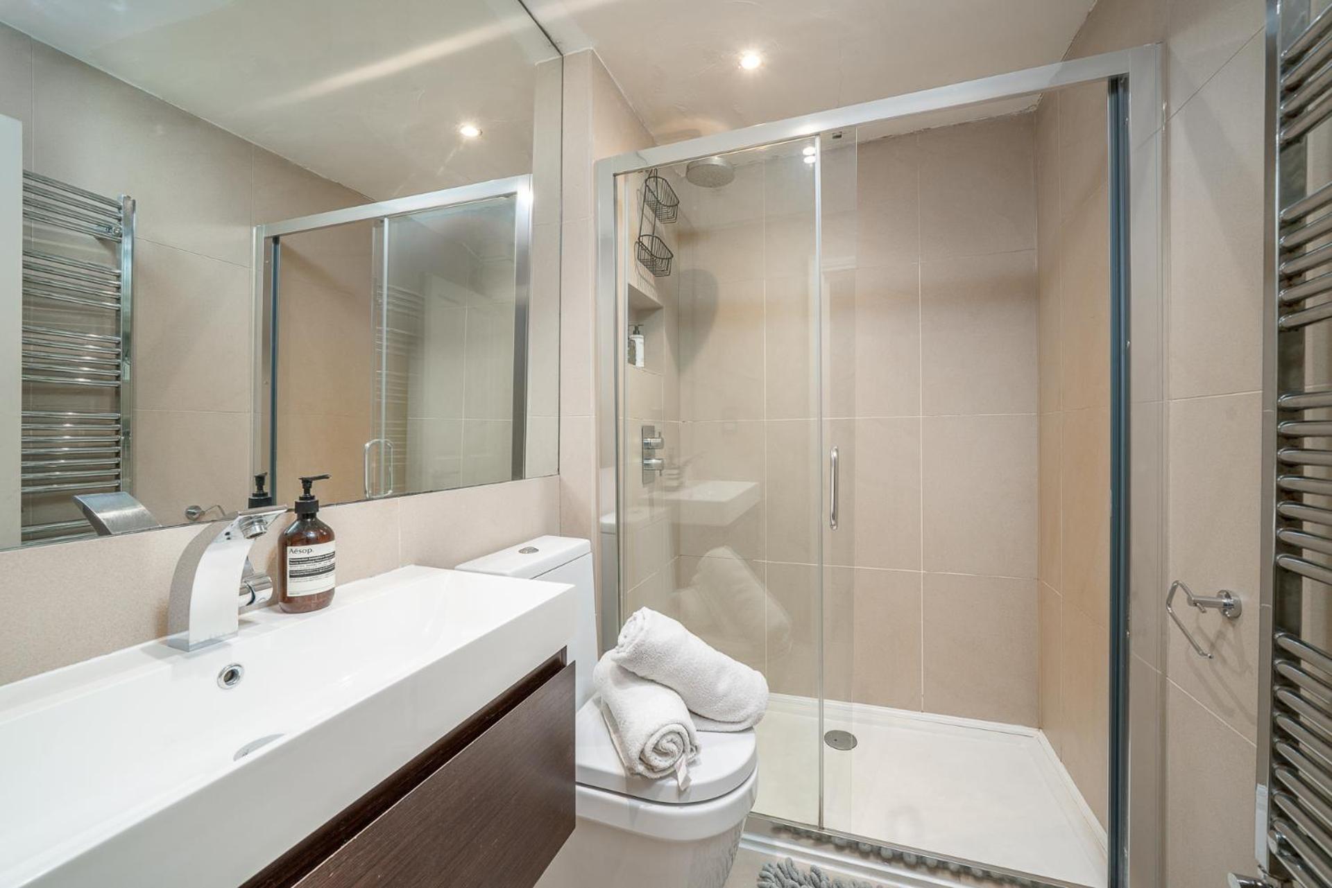 Niru Experience Hidden Gem In Chelsea 2Bd 2Ba Lägenhet London Exteriör bild